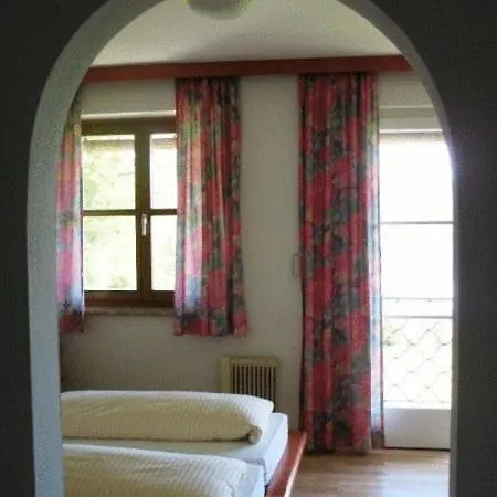 לינה וארוחת בוקר Haus Edith 3*